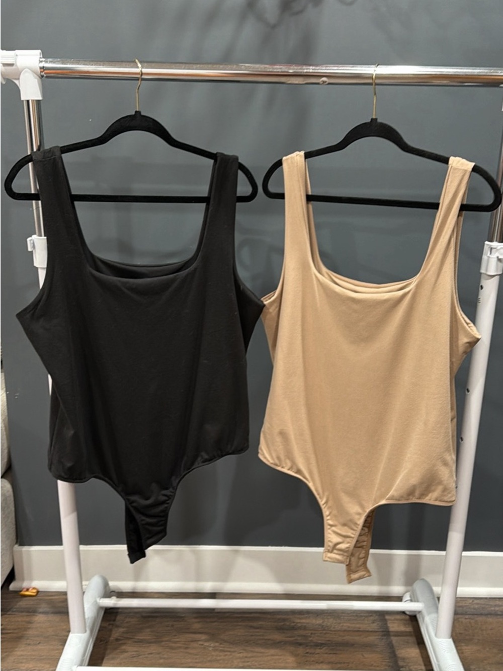 ARULA Scoop Neck Stretch Bodysuit in Black and Beige